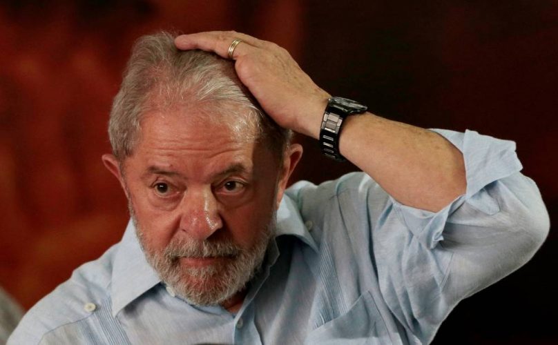 Lula tem passaporte apreendido e é proibido de sair do Brasil
