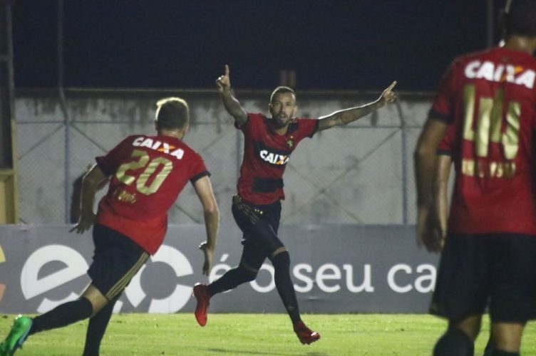Após marcar dois gols, Leandro Pereira comemora "recomeço" no Sport
