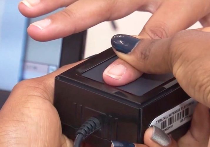 Ônibus do TRE realiza cadastramento biométrico de eleitores no Grande Recife