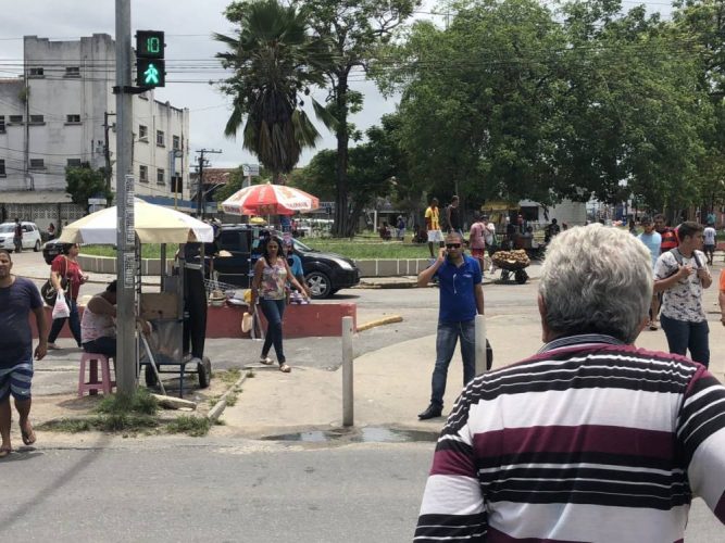 Travessia de risco: semáforos do centro de Paulista colocam vida dos pedestres em risco