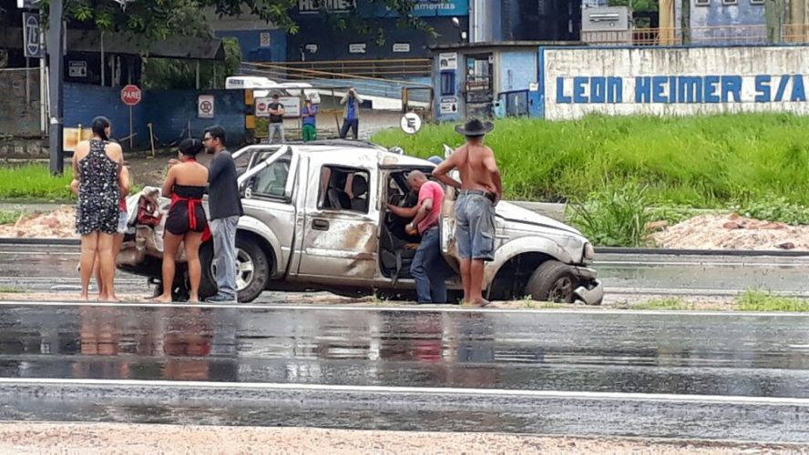 Passageiro é arremessado para fora de carro em capotamento em Paulista