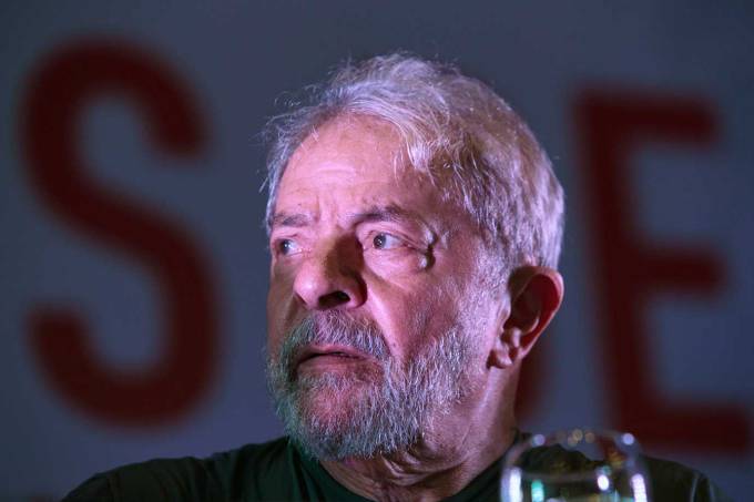 Lula recebe visita de familiares pela primeira vez na prisão