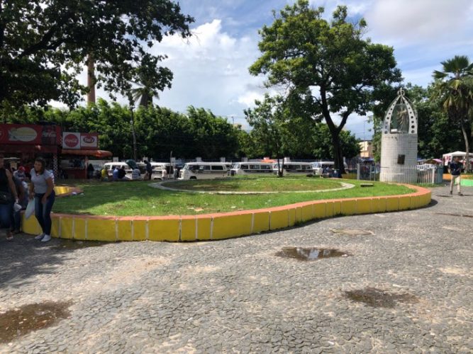 Principal praça de Paulista vive esquecida e descuidada
