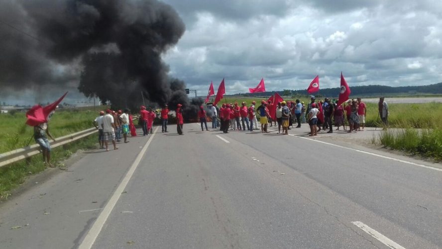 Manifestantes bloqueiam rodovias durante protestos em Pernambuco