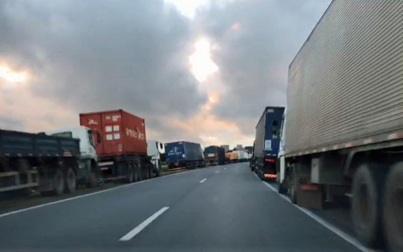 Mobilização de caminhoneiros entra no 8º dia no Grande Recife com serviços afetados
