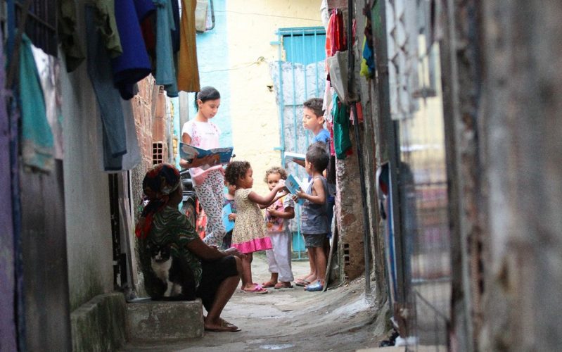 Garota de 11 anos transforma becos de comunidade no Recife em sala de aula para crianças