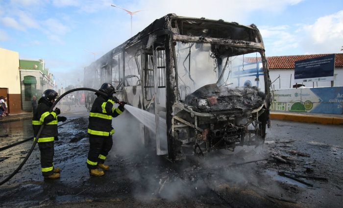 Ônibus pega fogo no sítio histórico de Olinda