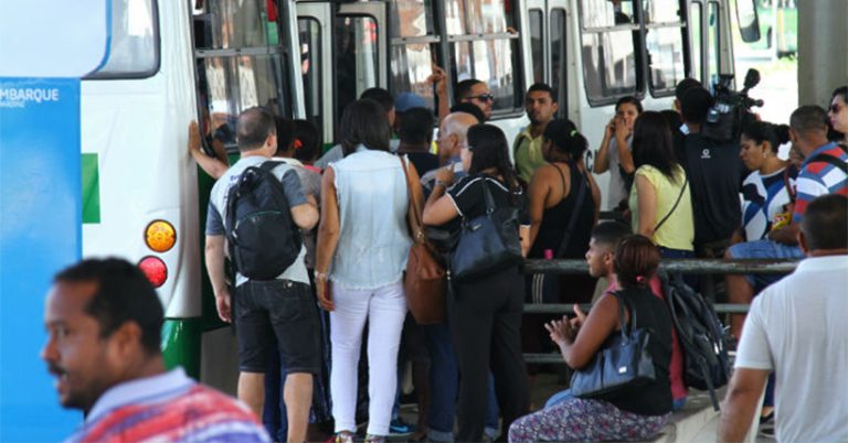 População sofre para conseguir um ônibus em Paulista