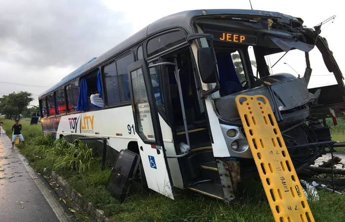 Acidente com ônibus deixa pelo menos 20 feridos em Igarassu
