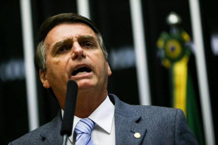Bolsonaro participa de assinaturas de contratos do setor elétrico