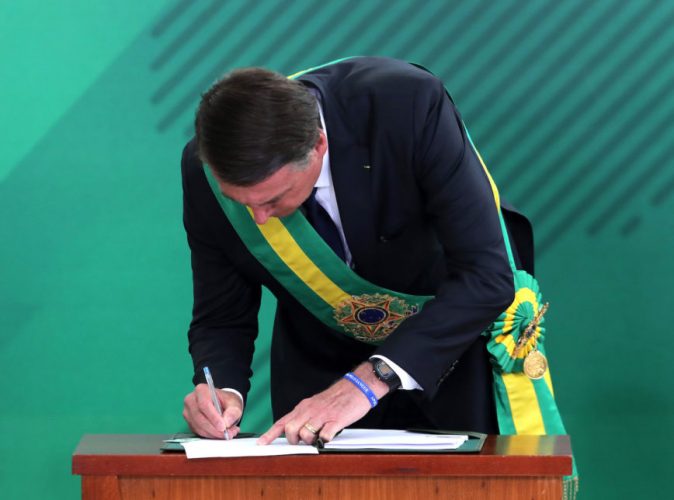 Bolsonaro isenta de visto 4 países sem contrapartida; saiba quais são
