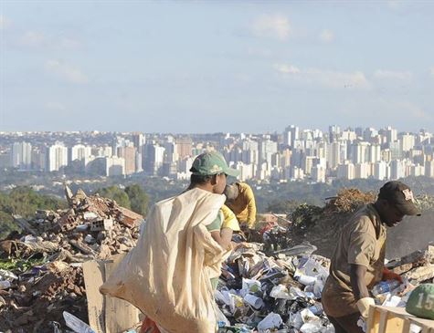 Surgimento de lixões está ligado à falta de recursos e educação.