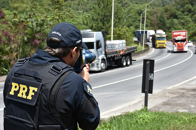 Com caminhoneiros ameaçando greve, Bolsonaro cancela instalação de 8 mil radares