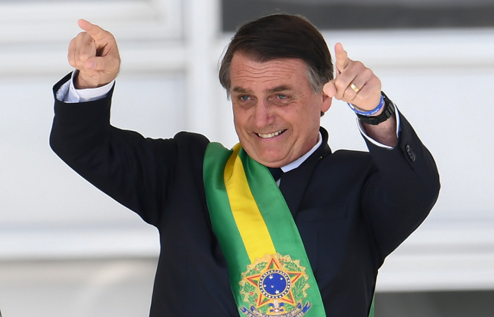 Bolsonaro assina decreto que facilita acesso a munição e transporte de armas