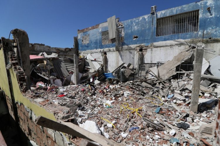 Desabamento de imóvel no Recife compromete estrutura de prédio vizinho e os dois são demolidos