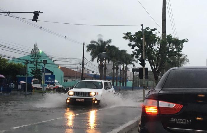 Chuva alaga ruas e causa transtornos no Grande Recife