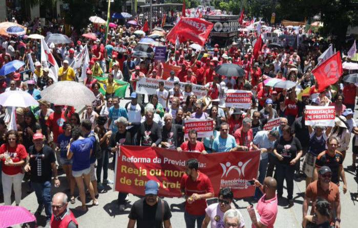 Várias categorias profissionais aderem à greve em Pernambuco