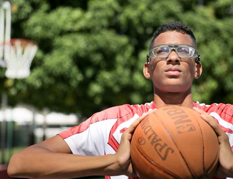 Jovem de 13 anos,Morador de Paulista e 1,98m é tratado como joia do basquete