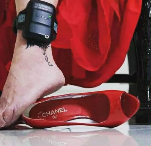 Doleira da Lava Jato posta foto de vestido longo, sapato Chanel e tornozeleira eletrônica