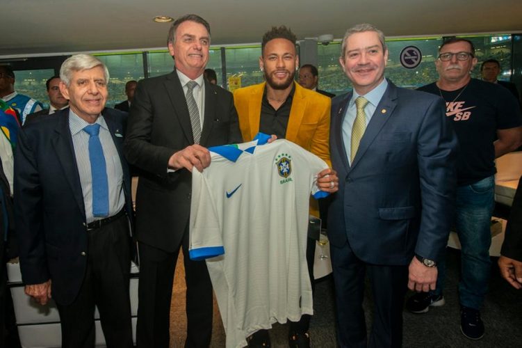 Bolsonaro é chamado de 'mito' e encontra com Neymar no Mineirão