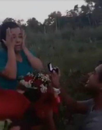Homem se finge de morto para pedir noiva em casamento no Amazonas; assista