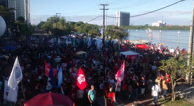 Manifestantes realizam ato no Recife a favor da educação e contra a Previdência