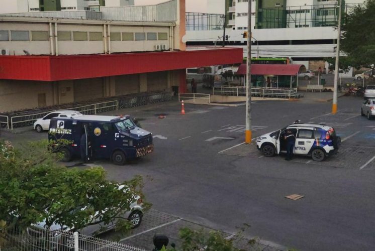 Vigilantes ficam feridos após troca de tiros em supermercado em Olinda