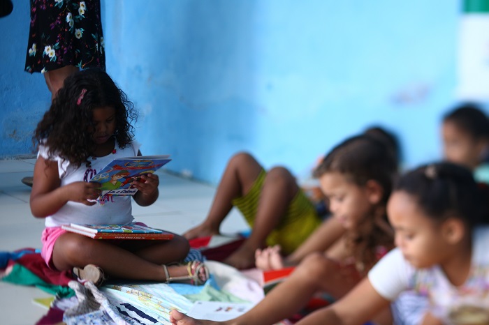 Analfabetismo resiste no Brasil e no mundo do século 21