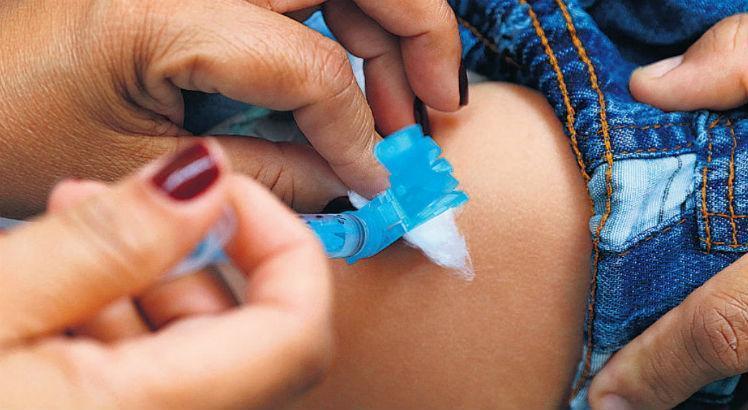Oito postos ampliam horário para vacinação contra o sarampo no Recife