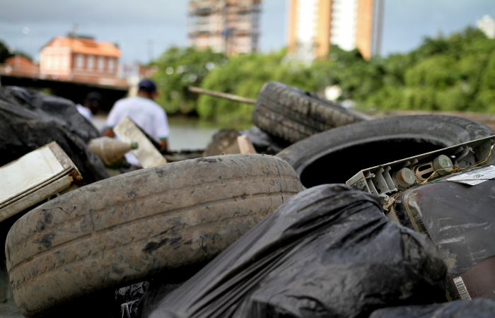 Voluntários saem para tirar lixo do Rio Capibaribe e encontram corpo