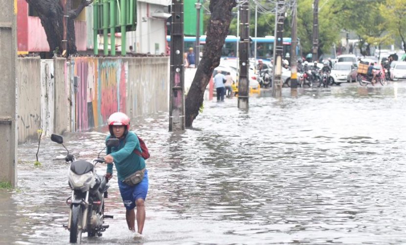 Chuva causa alagamentos e transtornos no Recife; veja fotos