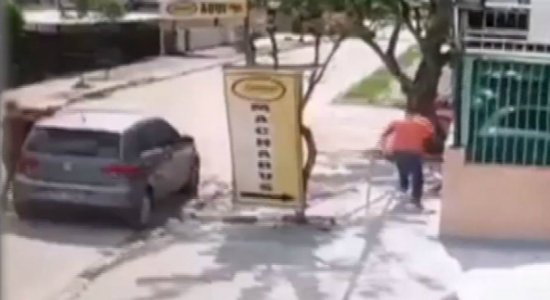 Vídeo mostra policial reagindo a assalto e matando suspeito na Várzea