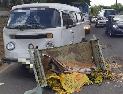 Carroceiro morre atropelado por kombi na BR-101, em Abreu e Lima