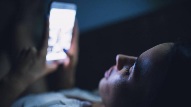 Mulher perde a visão após passar a madrugada usando o celular para jogar videogame