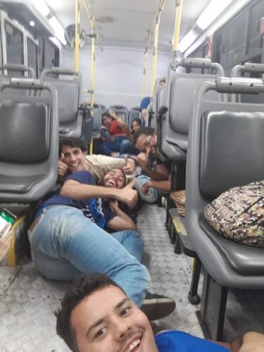 Passageiros fazem selfie deitados no chão de ônibus durante tiroteio em PE