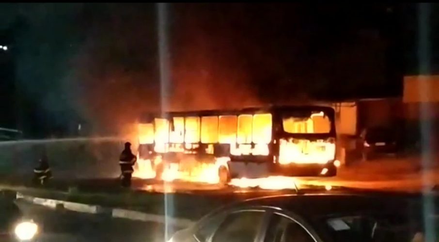 Homens ateiam fogo em ônibus na PE-22, em Maranguape II