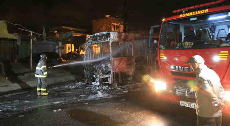 Incêndio destrói ônibus na PE-15, em Olinda