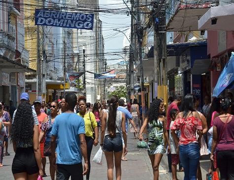 Comércio do Centro do Recife tem movimento intenso no último domingo antes do Natal
