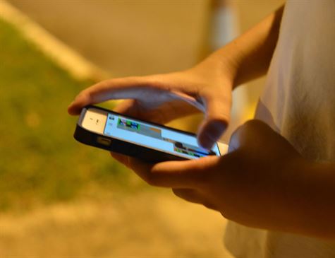 Smartphones usados em excesso prejudicam crianças, revela pesquisa