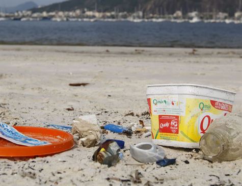 Bitucas de cigarro são a maior parte do lixo em praias brasileiras