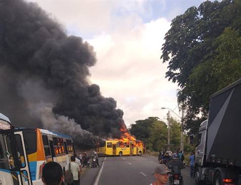 Protesto tem um ônibus incendiado e outro depredado na BR-101, no Recife