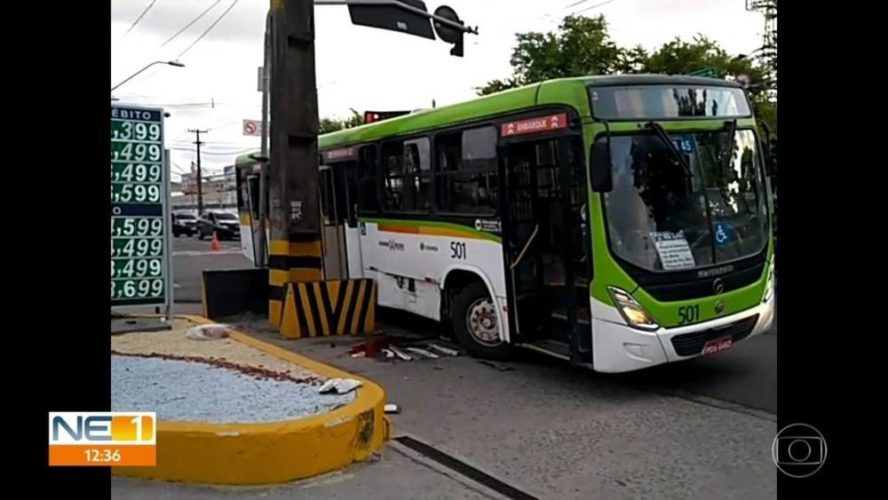 Homem morre após ter perna arrancada por ônibus no Recife