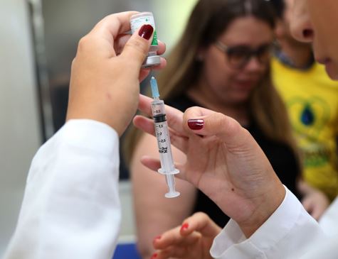 Vacina contra a febre amarela fará parte do calendário a partir desta segunda