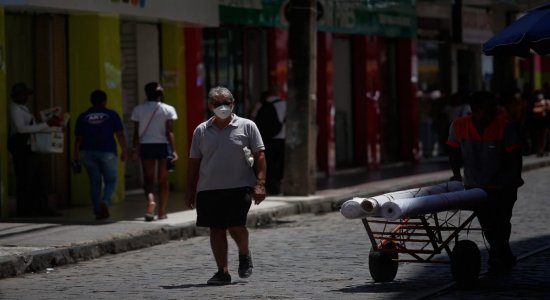 Decreto recomenda que população em Pernambuco utilize máscaras nas ruas e obriga uso para trabalhadores
