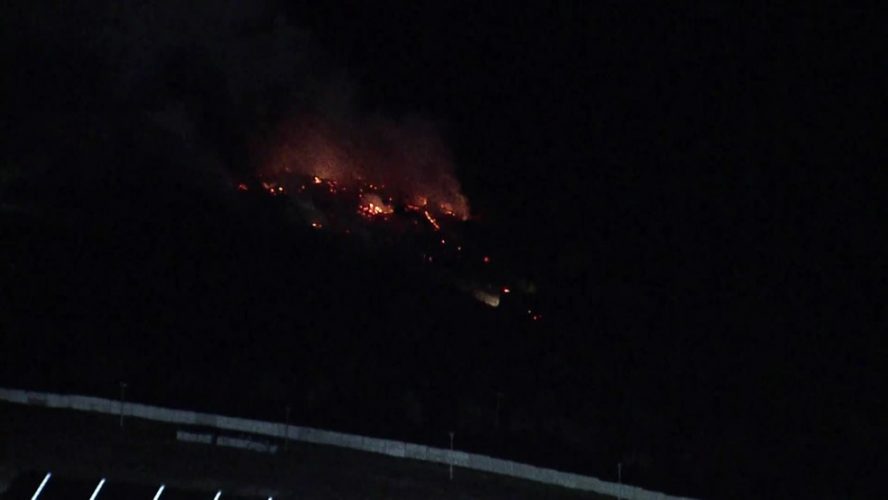 Incêndio atinge área de vegetação às margens da PE-22, em Paulista