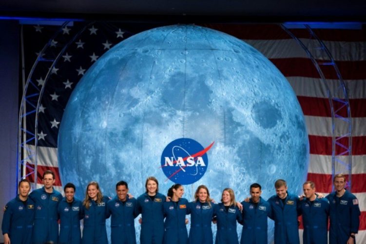 Mulher fará parte do time astronautas que pousará na Lua em 2024