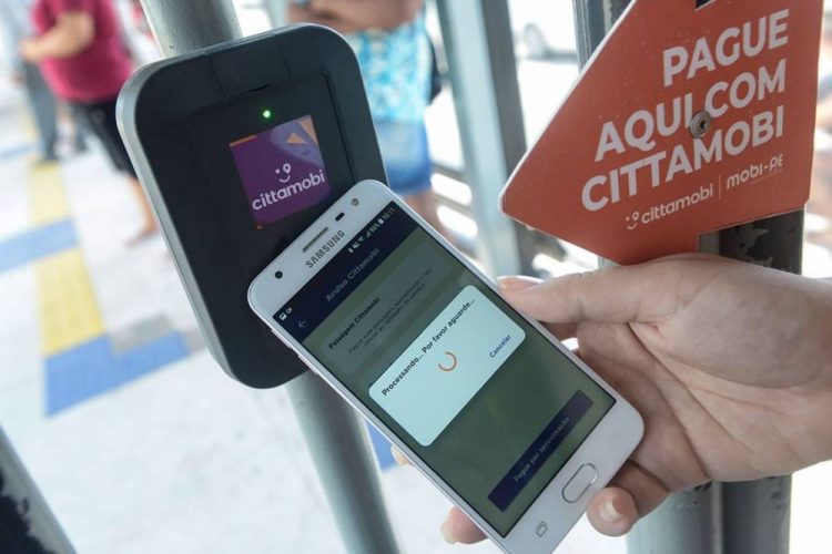 Usuários de BRTs do Recife ganham a opção de pagar a passagem pelo celular