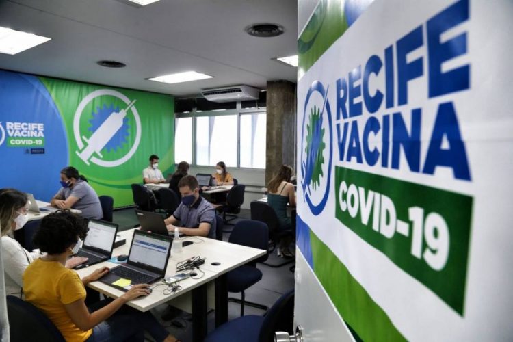 João Campos autoriza contratação de até 745 profissionais de saúde para vacinação contra Covid-19