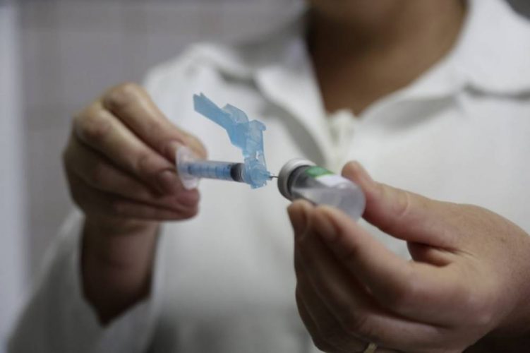 Furar fila da vacinação pode levar à prisão por peculato