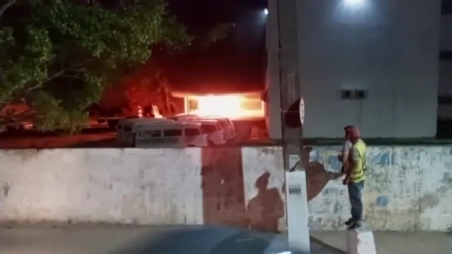 Incêndio atinge prédio da prefeitura de Paulista e deixa motocicletas destruídas
